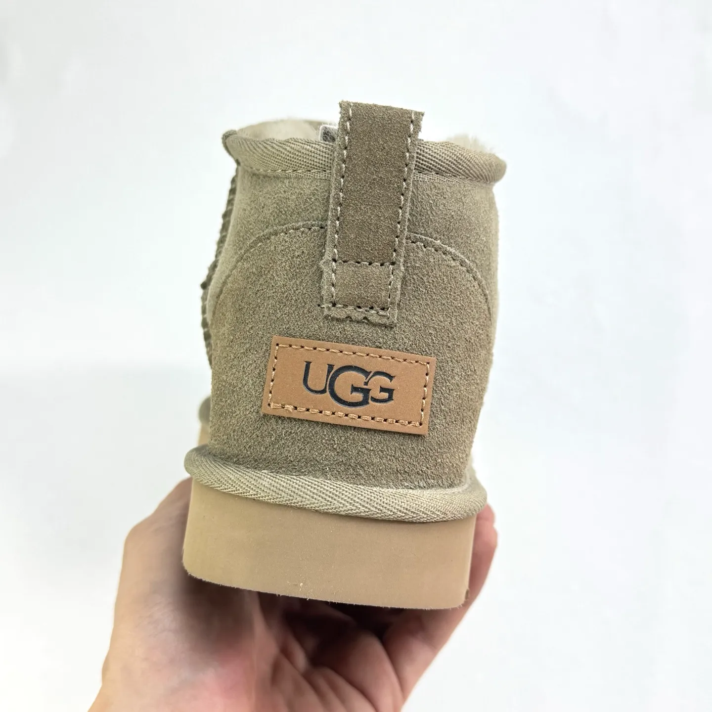 💰380 1116109 UGG Classic Ultra Mini Same style as Zhou Dongyu and Wang Yibo Thin-soled short snow boots Xiaohongshu hot style Wool one-piece mini boots Premium suede upper Delicate feel Wool lining Comfortable and skin-friendly Warm and comfortable so you are not afraid of cold weather Wear-resistant one-piece foam shoe cover EVA soft elastic thick sole Heightening outsole Purchasing level Essential winter snow boots Size: 35 36 37 38 39 40 41 42 43 44 45